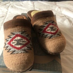 NIB Born Bandy Blanket Clogs. Sz 8M